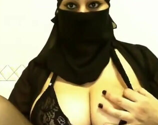 Muslim Saudi Niqab Udders